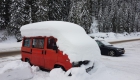Een ondergesneeuwde camper tijdens de wintersport.